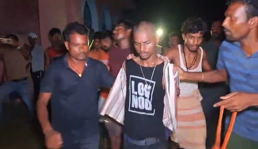 विद्यालय में चोरी करते युवक धराया, लोगों ने पीटा, किया पुलिस के हवाले