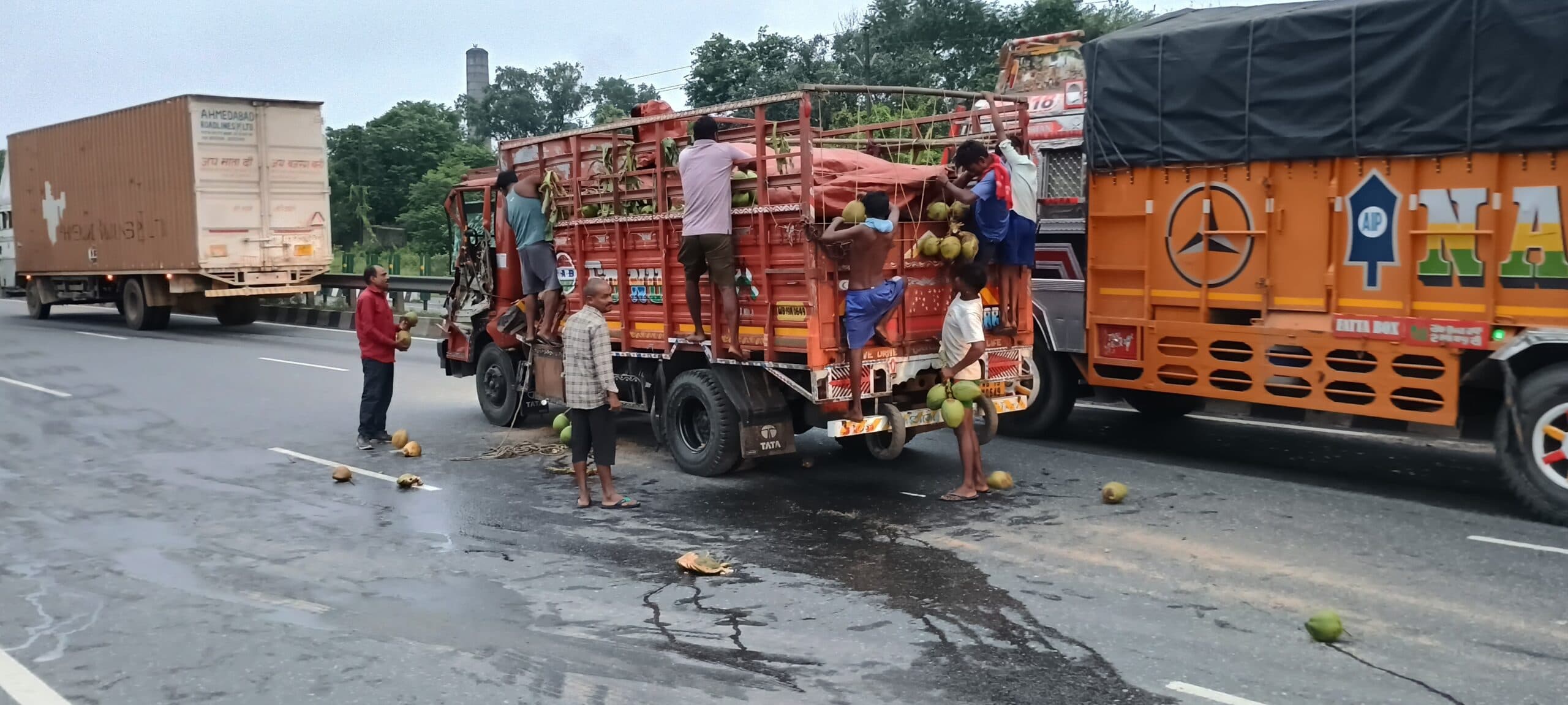 Dhanbad News : ओवरटेक के चक्कर में वैन ने ट्रैक्टर को मारा धक्का, चालक घायल, डाभ लुटा