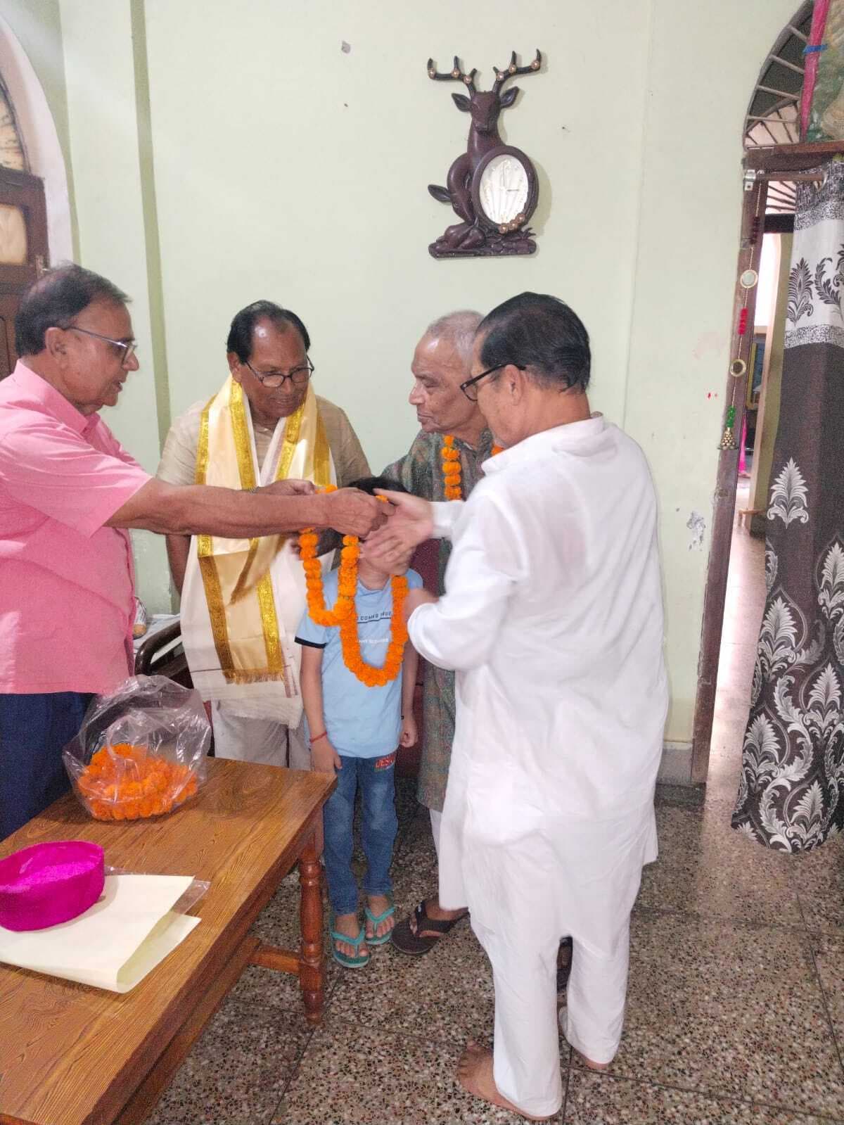 हिंदी दिवस की पूर्व संध्या पर साहित्यकार को सम्मान