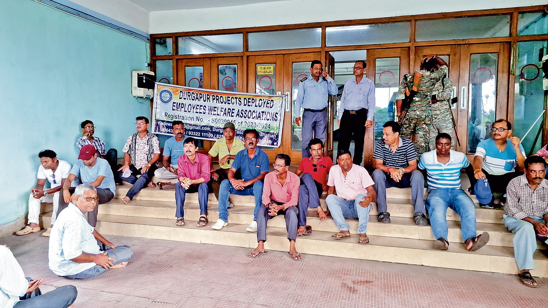 डीपीएल के गेट पर तबादले का विरोध, 18 स्थायी कर्मचारियों का धरना