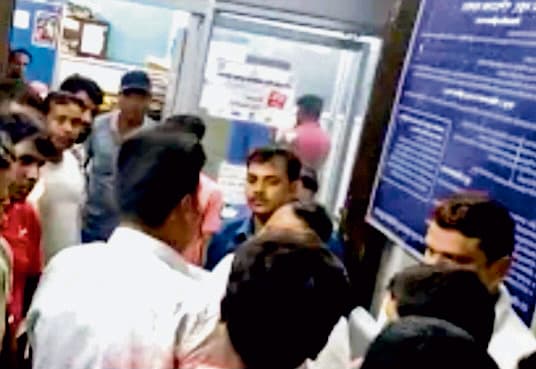 कांकसा : श्रमिकों की जीत, कारखाना प्रबंधक ने मानी बोनस की मांग