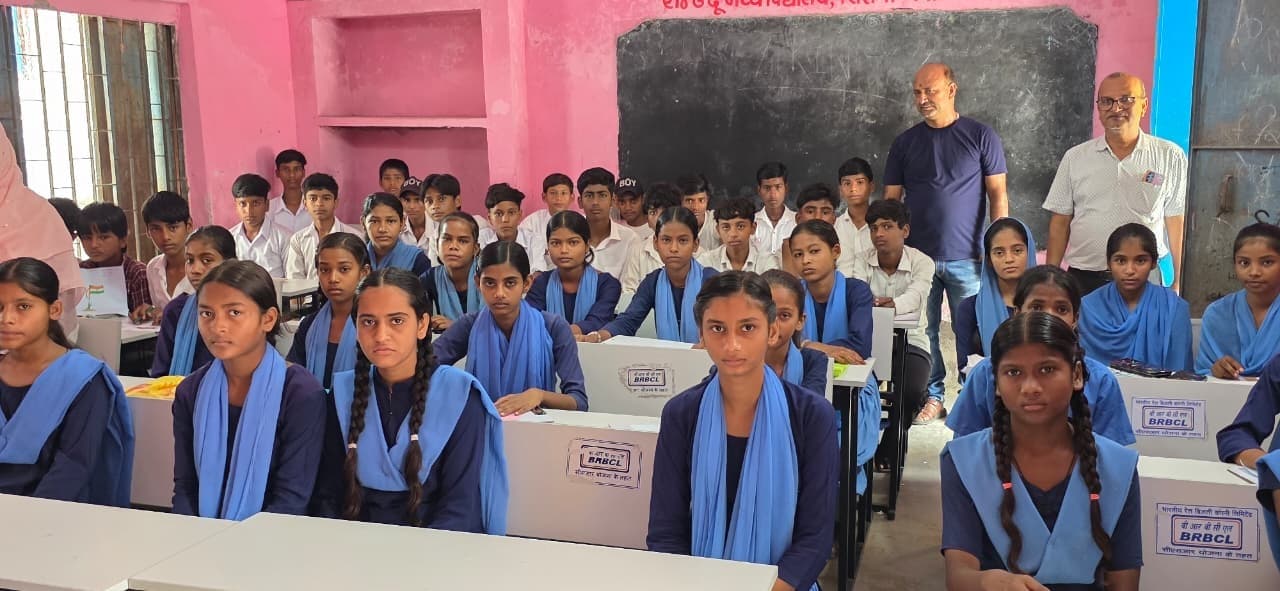 बीआरबीसीएल ने विद्यालयों में उपलब्ध कराये बेंच-डेस्क