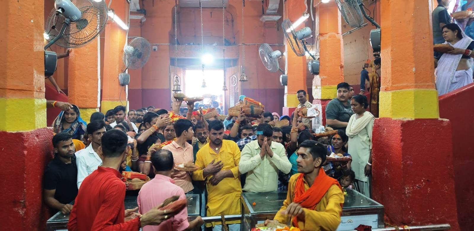 सूर्यदेव की पूजा कर मांगी सुख-शांति