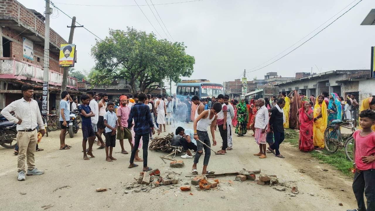 बस में तोड़फोड़, आगजनी व सड़क जाम