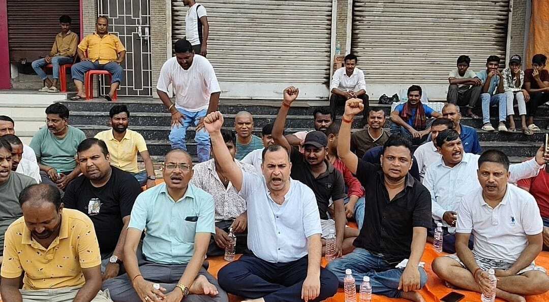 आभूषण चोरी कांड से आक्रोशित हैं व्यापारी, बाजार बंद कर जताया विरोध