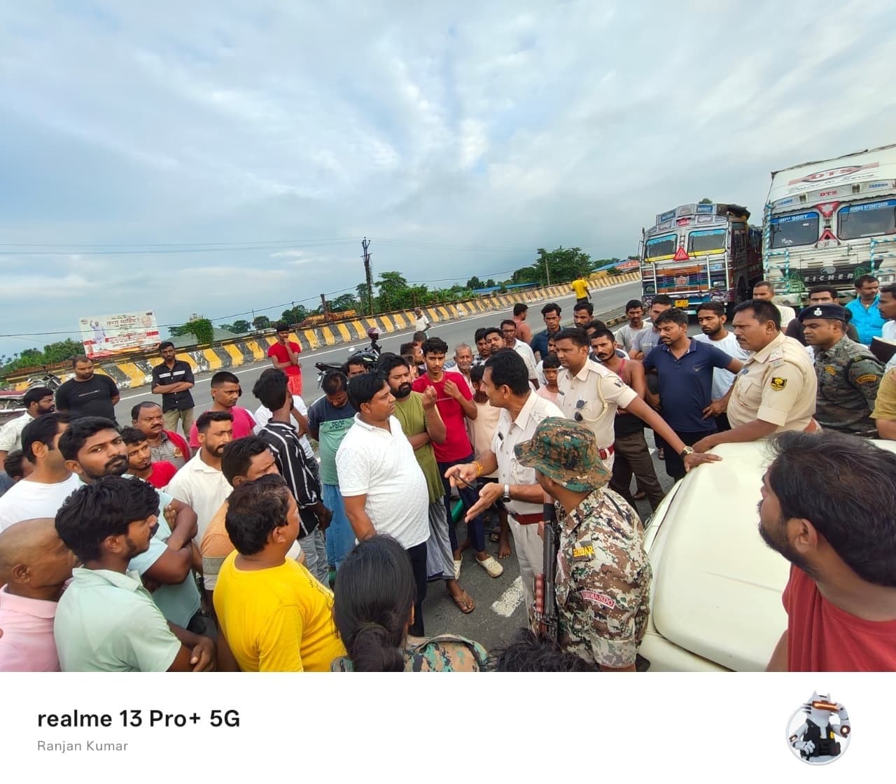 बारिश के बाद घरों में घुसा पानी, भड़के लोगों ने एनएच 327 ई किया जाम