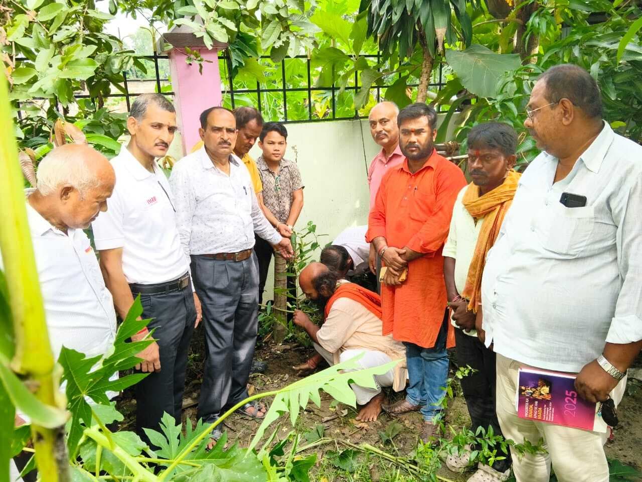 पर्यावरण संरक्षण काे लेकर किया पौधरोपण