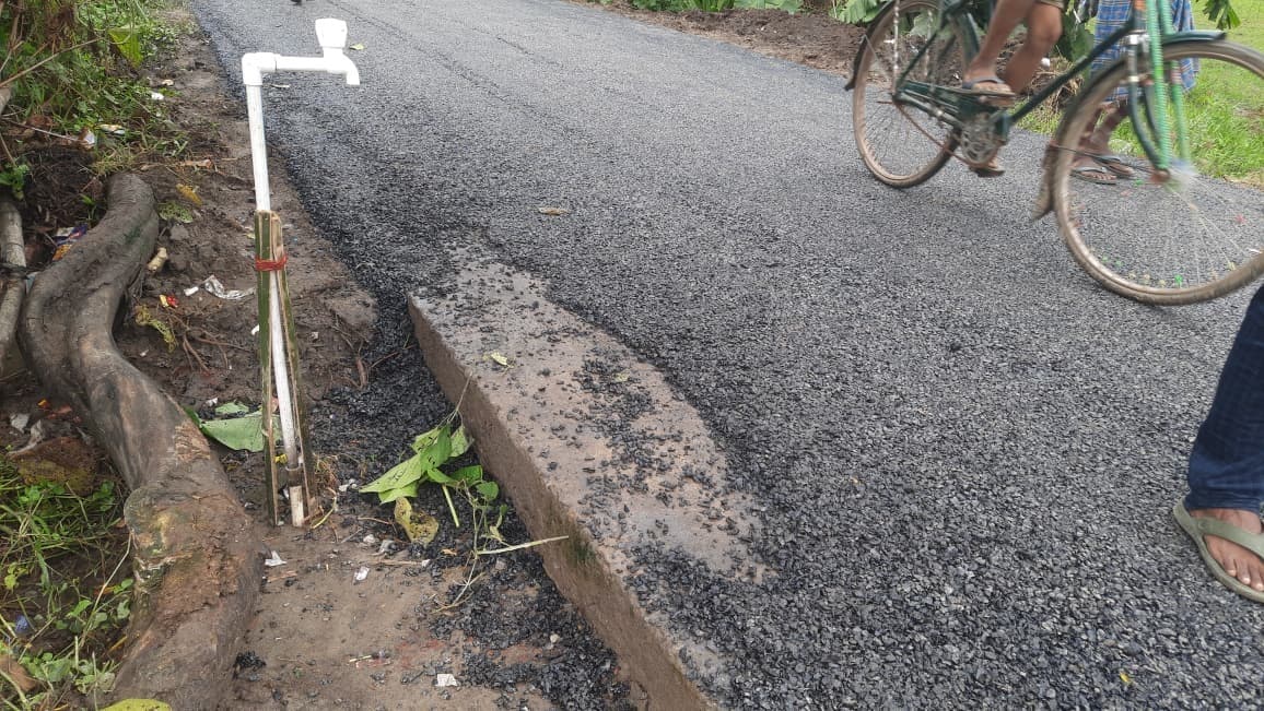 सड़क निर्माण में अनियमितता पर ग्रामीणों ने जताया विरोध