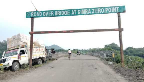 ओवरब्रिज पर ओवरलोड पिकअप फंसा, बड़ा हादसा टला