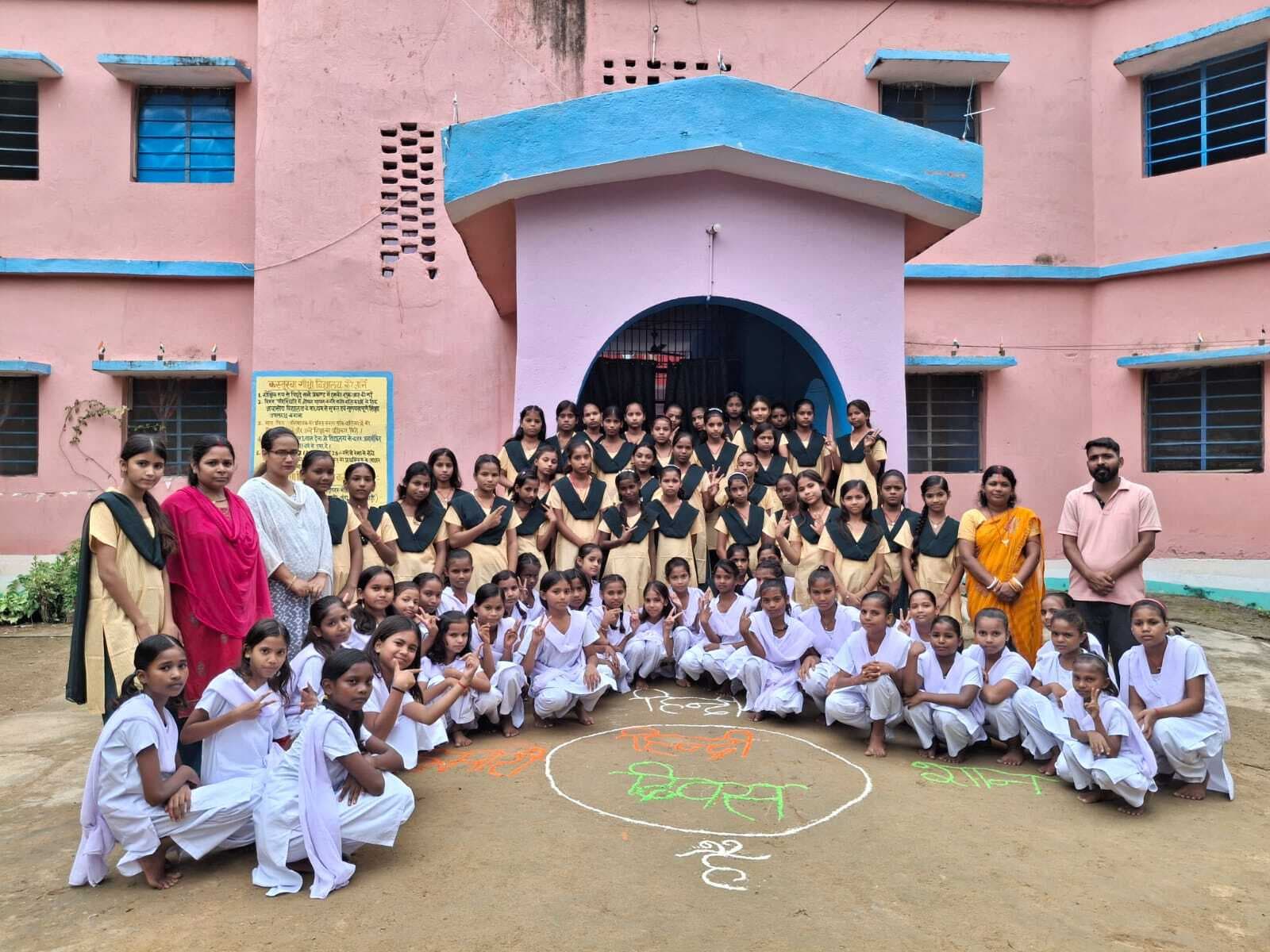 Bhagalpur news बच्चों के बीच हिंदी राष्ट्रीय एकता पर निबंध व परिचर्चा