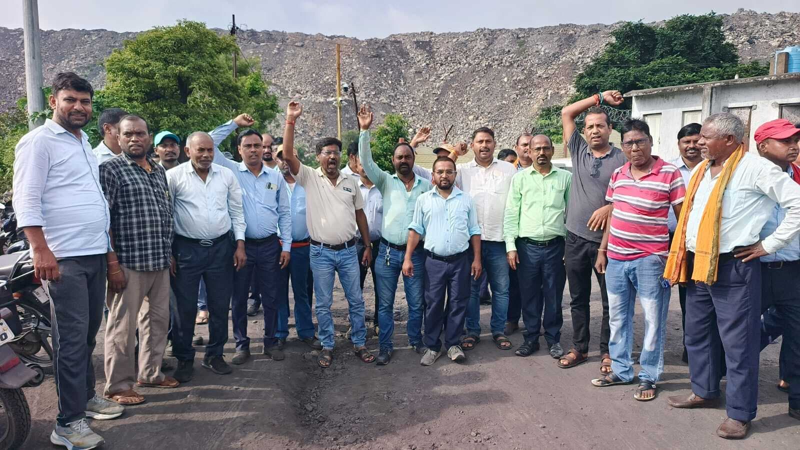 Dhanbad News: संडे कटौती के खिलाफ एबीजी-न्यू आकाशकिनारी कोलियरी में कार्य बहिष्कार