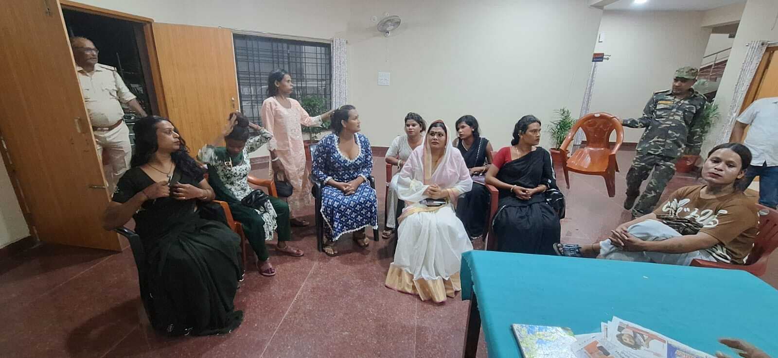 Dhanbad News: बरवाअड्डा में असली किन्नरों ने फर्जी किन्नरों को दौड़ा-दौड़ाकर पीटा