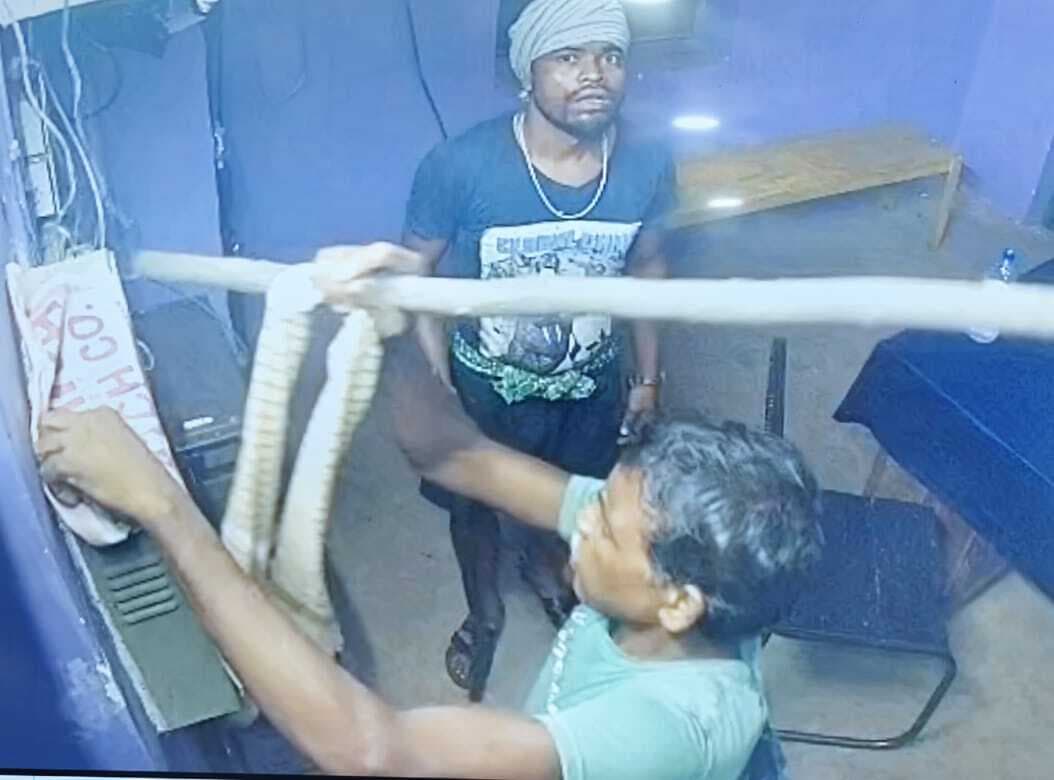 Dhanbad News: अपराधियों ने कर्मियों को बंधक बना सवा लाख की सामग्री लूटी