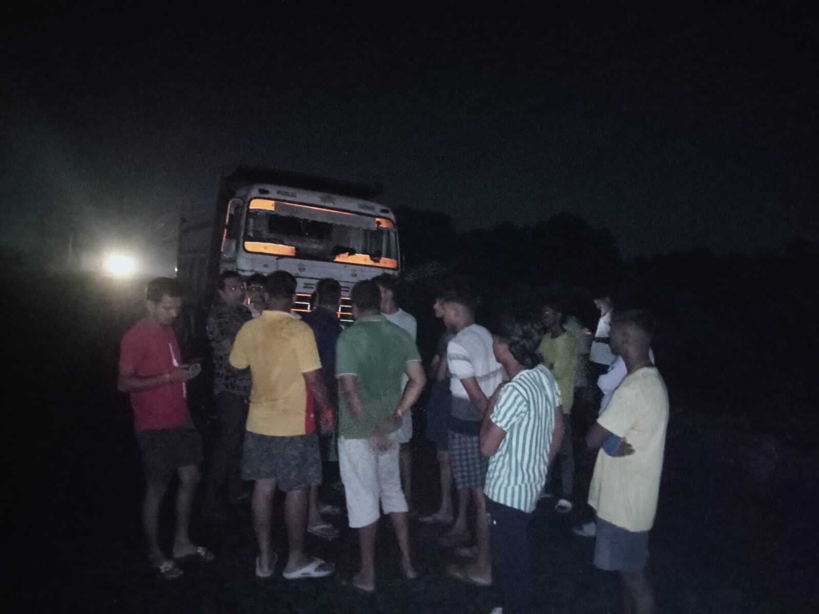 Dhanbad News: हाइवा के धक्के से बाइक सवार दंपती घायल, हालत गंभीर