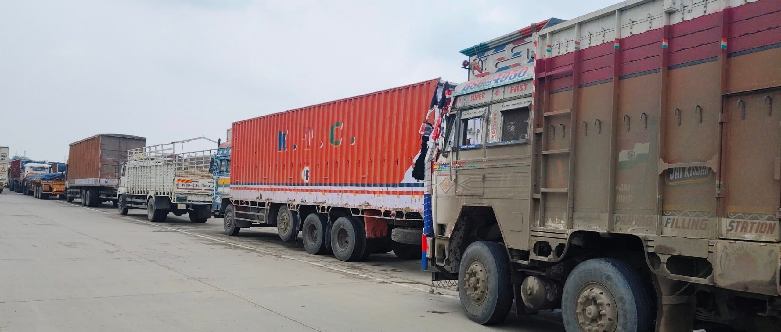 लिंक रोड में फंसा हाइवा, हाइवे पर लगे जाम से छुटे यात्रियों के पसीने