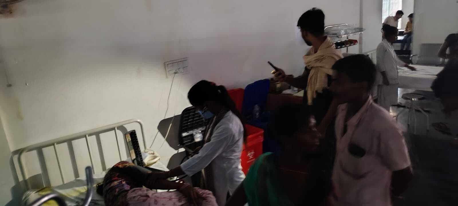 मॉडल अस्पताल में बत्ती गुल, मोबाइल रोशनी में इलाज