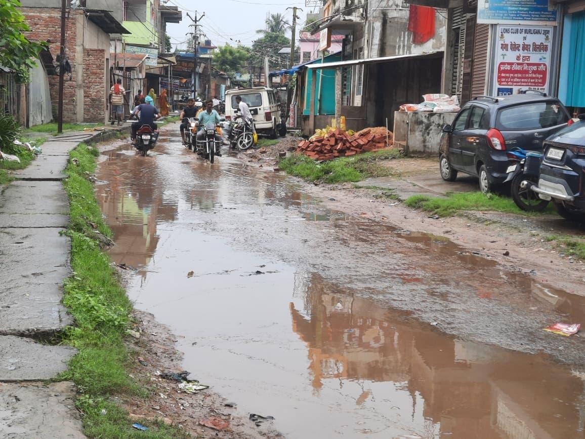 हल्की बारिश में सड़कों पर जमा पानी