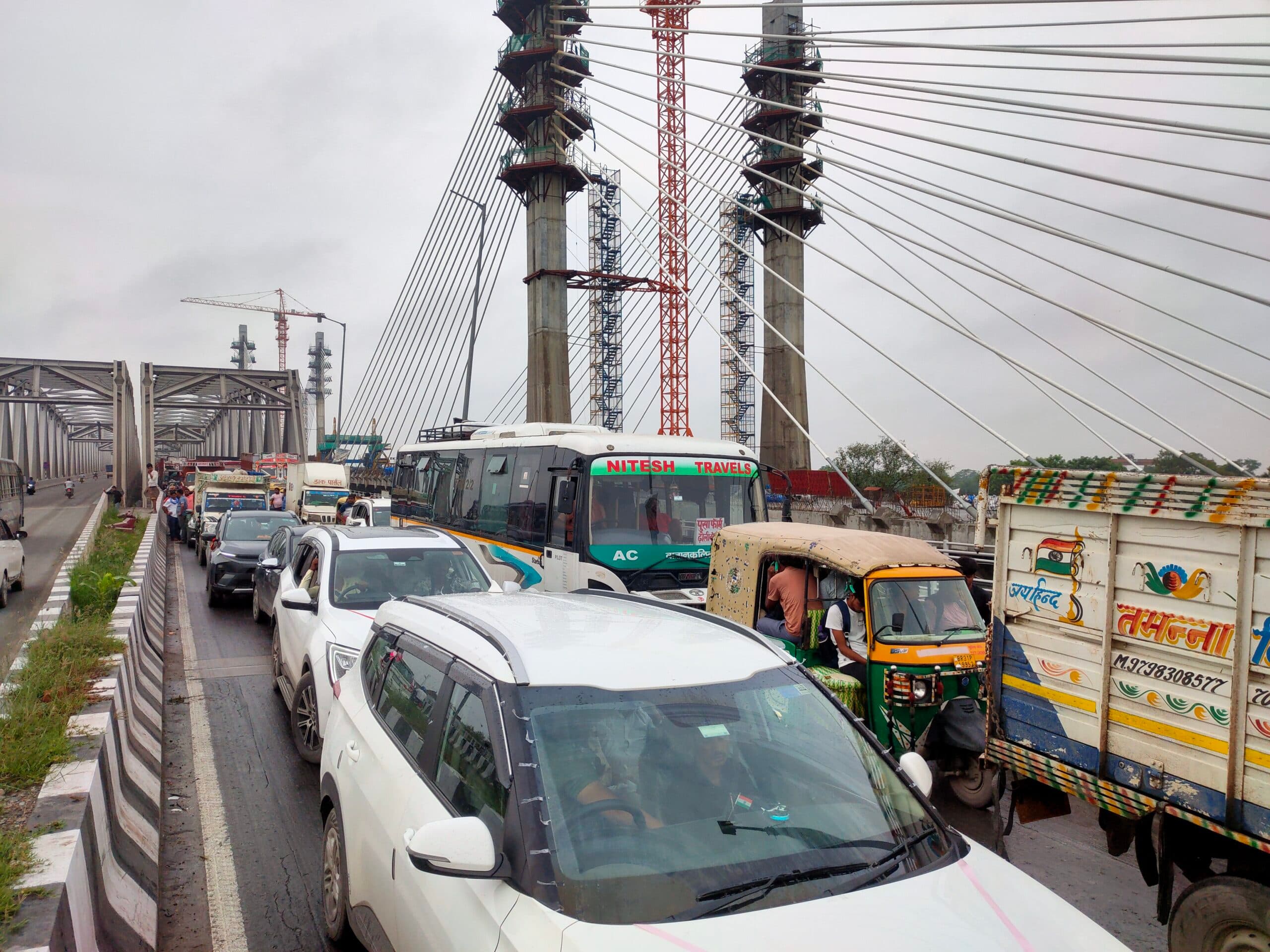 hajipur news. एनएच पर बने बड़े गड्ढों से थमी वाहनों की रफ्तार, 10 किमी लंबे जाम में कराह उठे यात्री