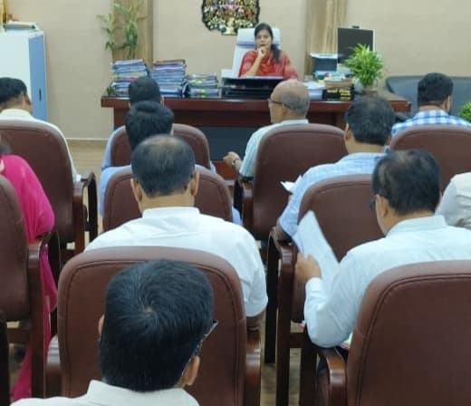 hajipur news. निगरानी के लिए चुनाव के सभी 16 कोषांगों के लिए बनाएं व्हाट्सएप ग्रुप : डीएम