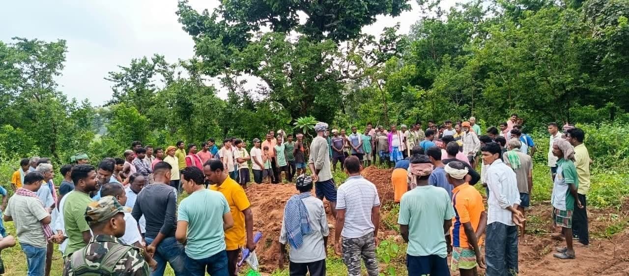 सनिका मघईया का किया गया अंतिम संस्कार