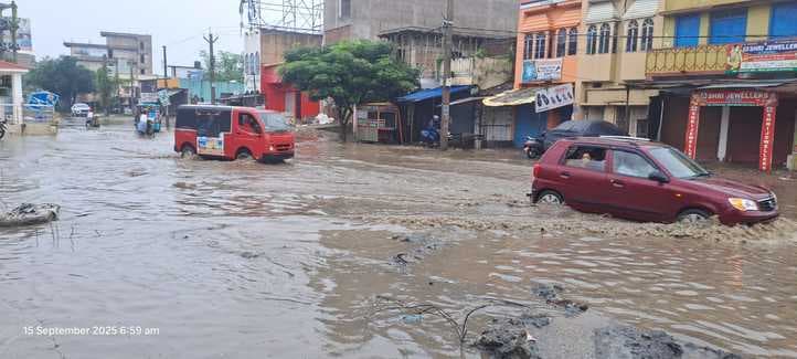 सरकंडा चौक पर जलजमाव से लोग परेशान