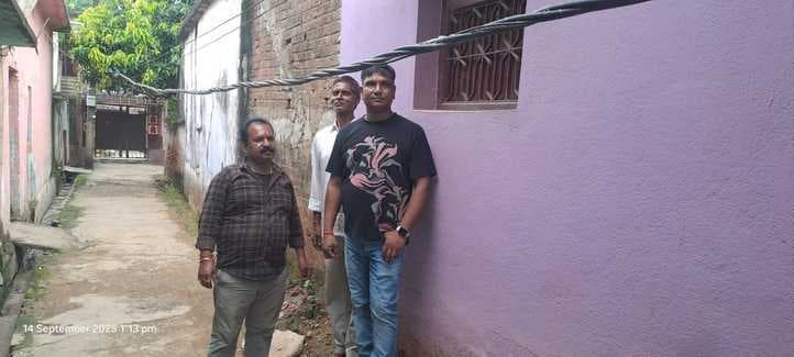 कर्पूरी नगर में झूलते बिजली तार से दहशत में लोग