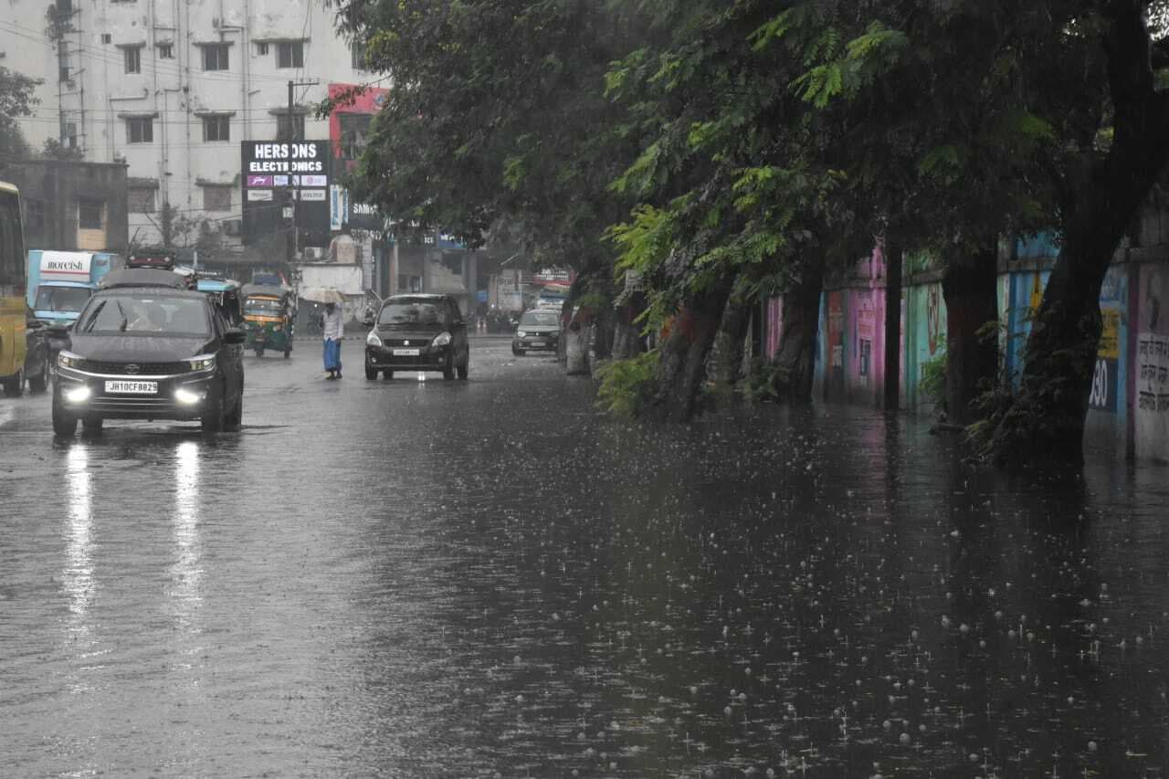 Dhanbad News: दिन भर की बारिश से शहर में जमा पानी