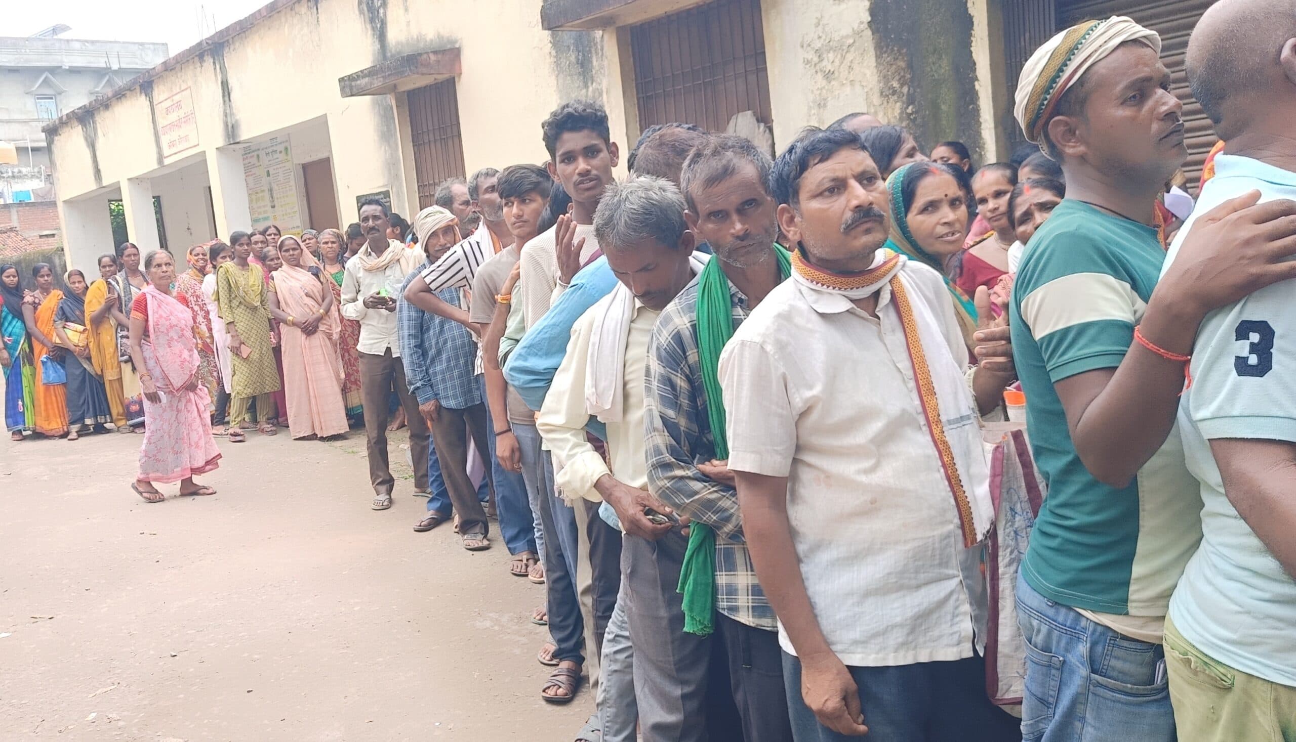 ओबरा में यूरिया को लेकर बवाल, अनियमितता का आरोप लगा किसानों ने जाम किया सड़क