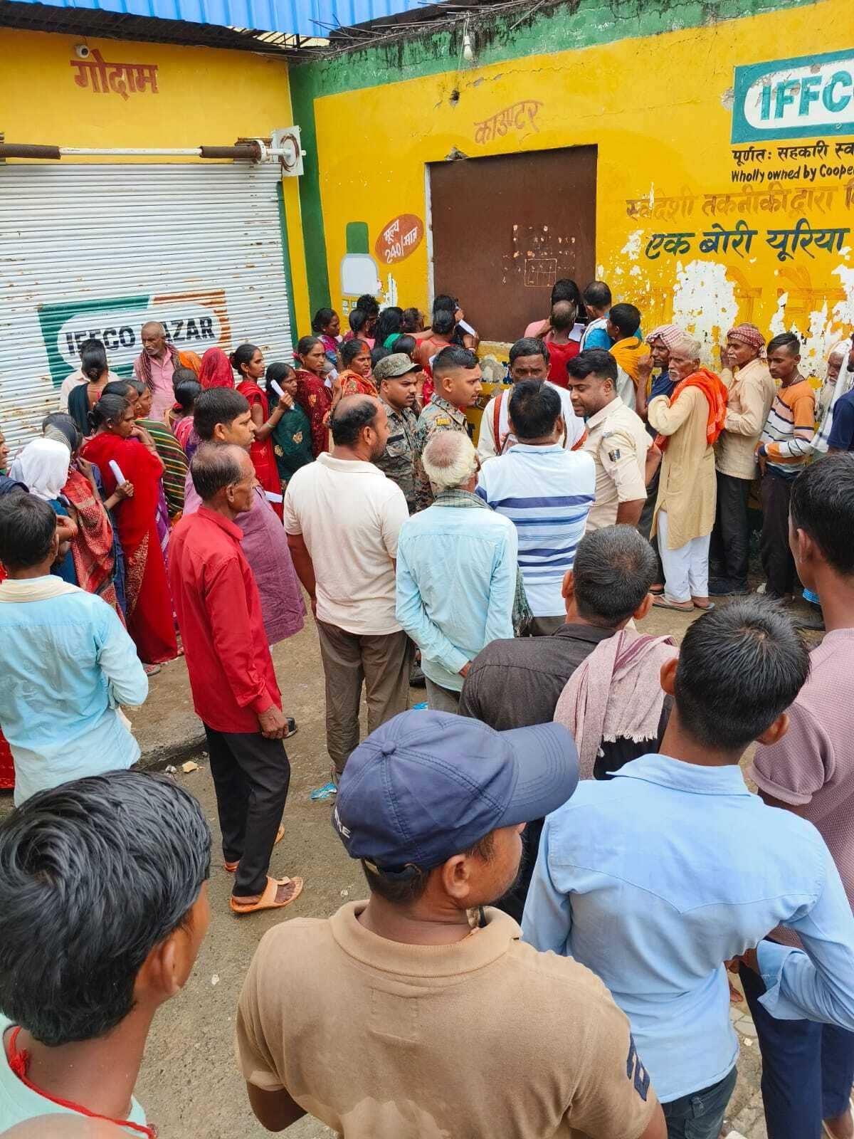 गोह में यूरिया की कालाबाजारी पर किसानों का फूटा गुस्सा, आंदोलन की चेतावनी