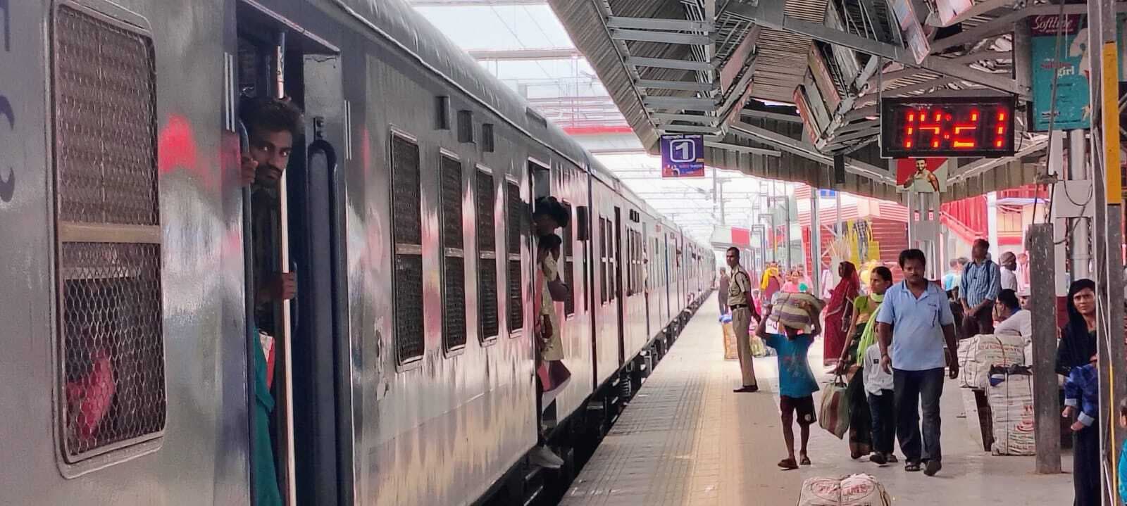 चलती ट्रेन से चढ़ना-उतरना बना जानलेवा