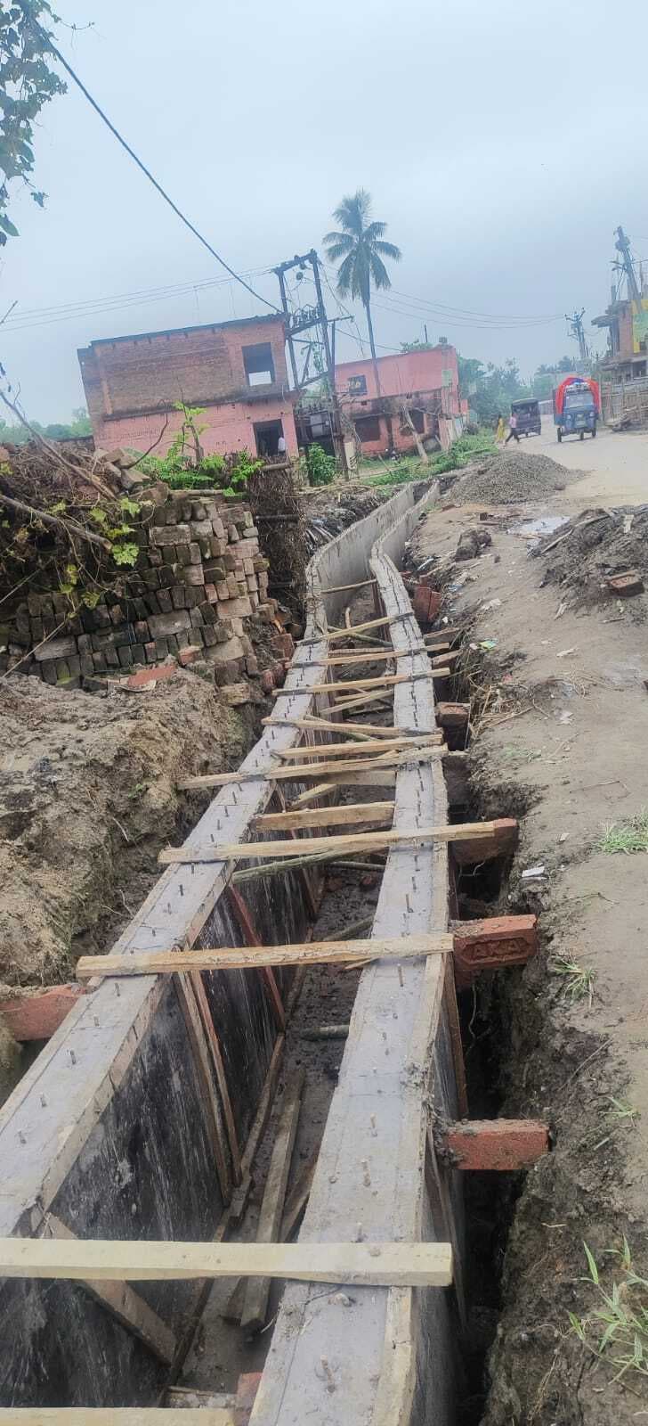 नाला निर्माण में ग्रामीणों ने गड़बड़ी का लगाया आरोप