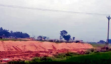 गलसी में पुलिस और बीएलआरओ की छापेमारी, बालू का भंडार जब्त