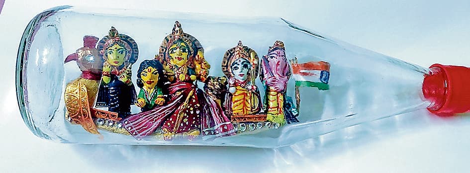 सिर्फ 11 इंच की बोतल में ही बना दी दुर्गा प्रतिमा