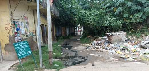 सड़क पर बह रहा नाले का गंदा पानी, लोग परेशान