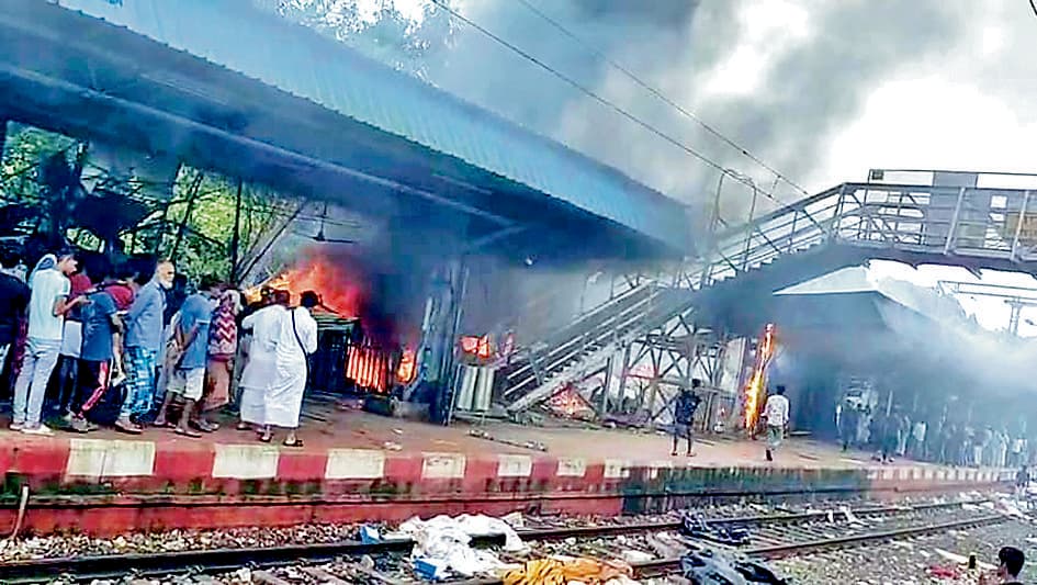 संतोषपुर स्टेशन पर दुकानों में भीषण आग, अफरातफरी