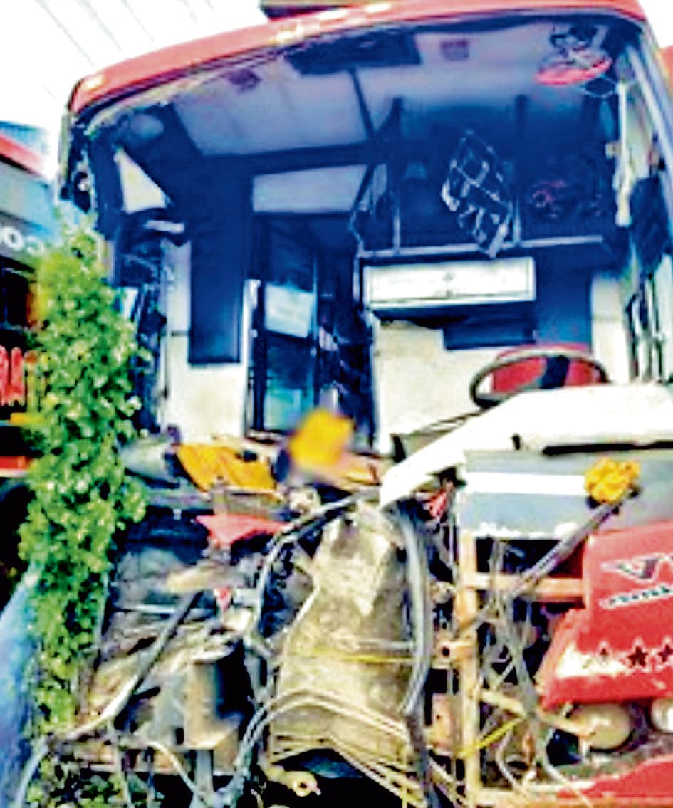 गंगासागर जा रही तीर्थयात्रियों की बस हादसे का शिकार, एक मृत, 30 घायल