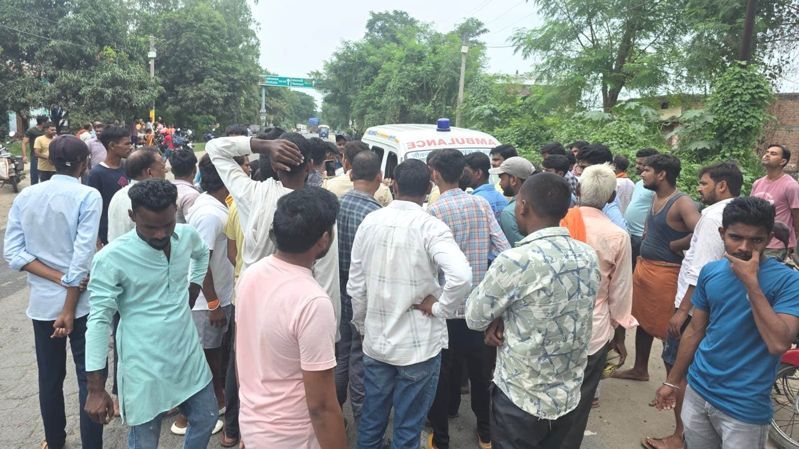 एंबुलेंस से टकरायी बाइक, चालक घायल, हंगामें के बाद मामला सुलझा