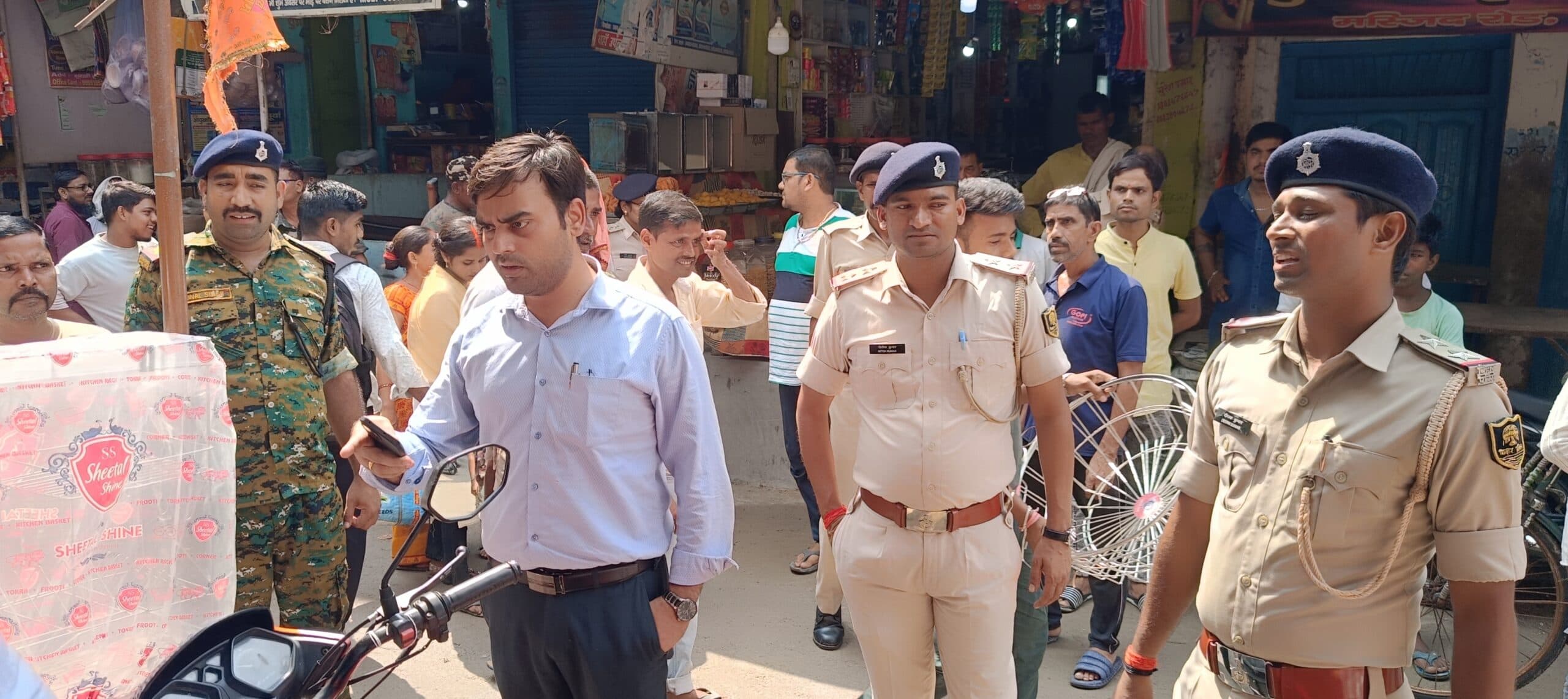 ओबरा बाजार में चलाया गया अतिक्रमण हटाओ अभियान, सीओ व थानाध्यक्ष हुए शामिल