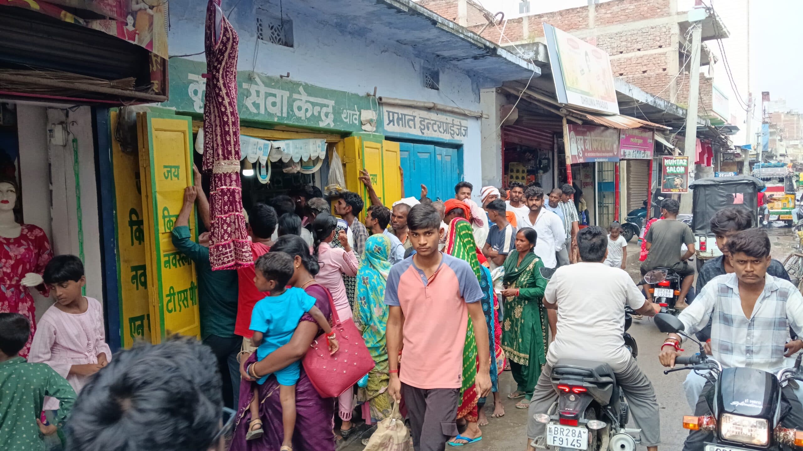 थावे में यूरिया के लिए किसानों में मचा हाहाकार, किल्लत से बढ़ीं मुश्किलें