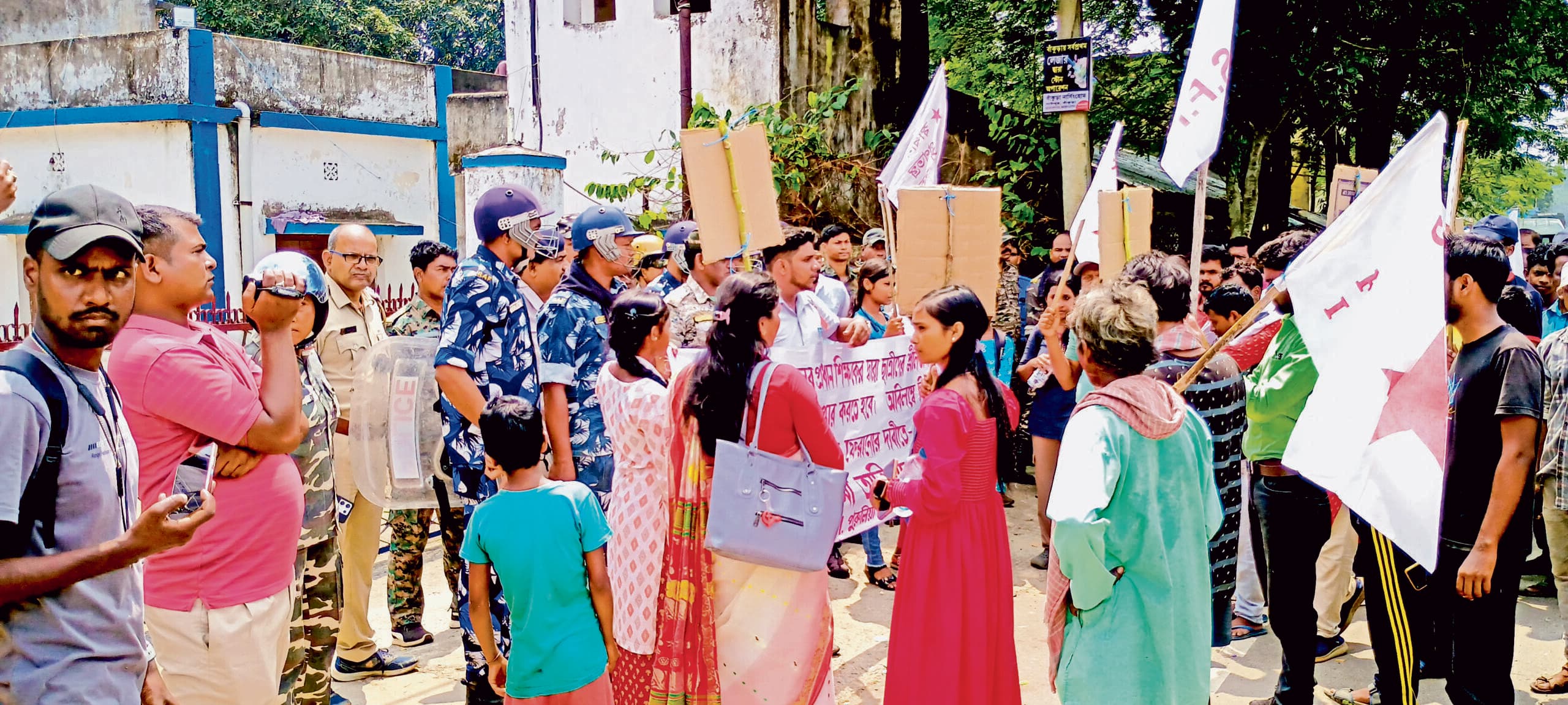 छात्रावास की छात्राओं के शोषण का आरोप प्रधान शिक्षक के खिलाफ थाने के सामने प्रदर्शन