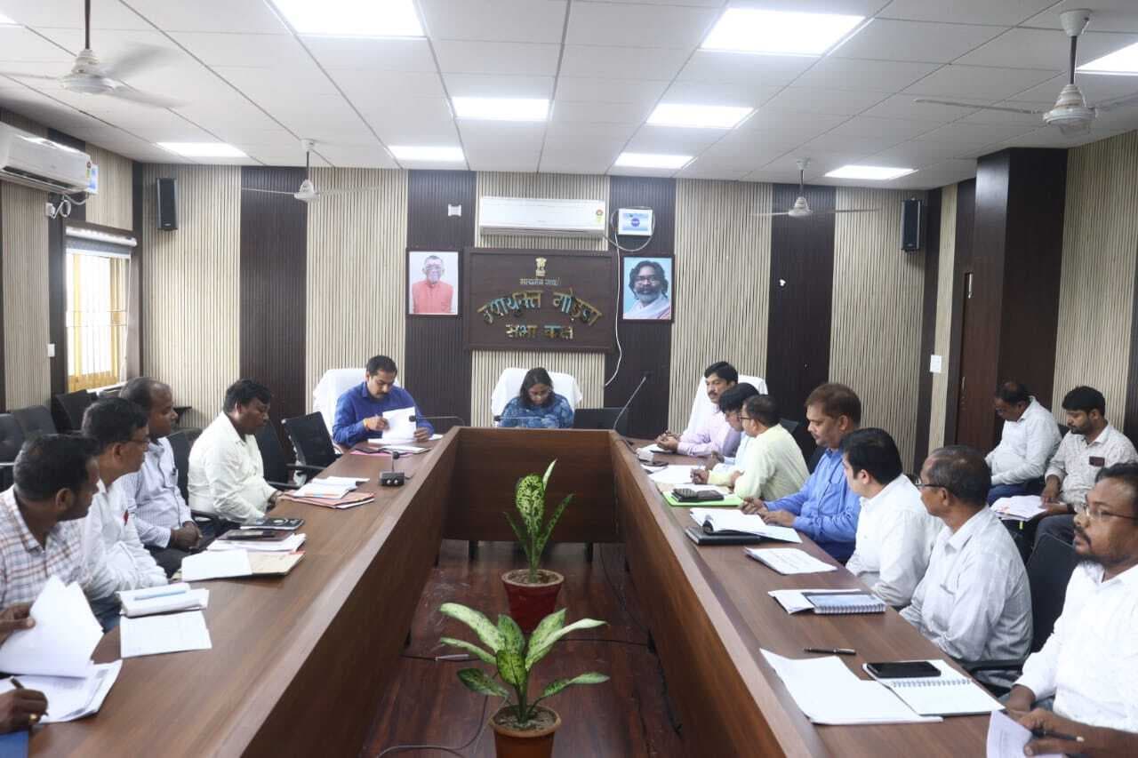 सीएसआर मद से संचालित योजनाओं की डीसी ने की समीक्षा