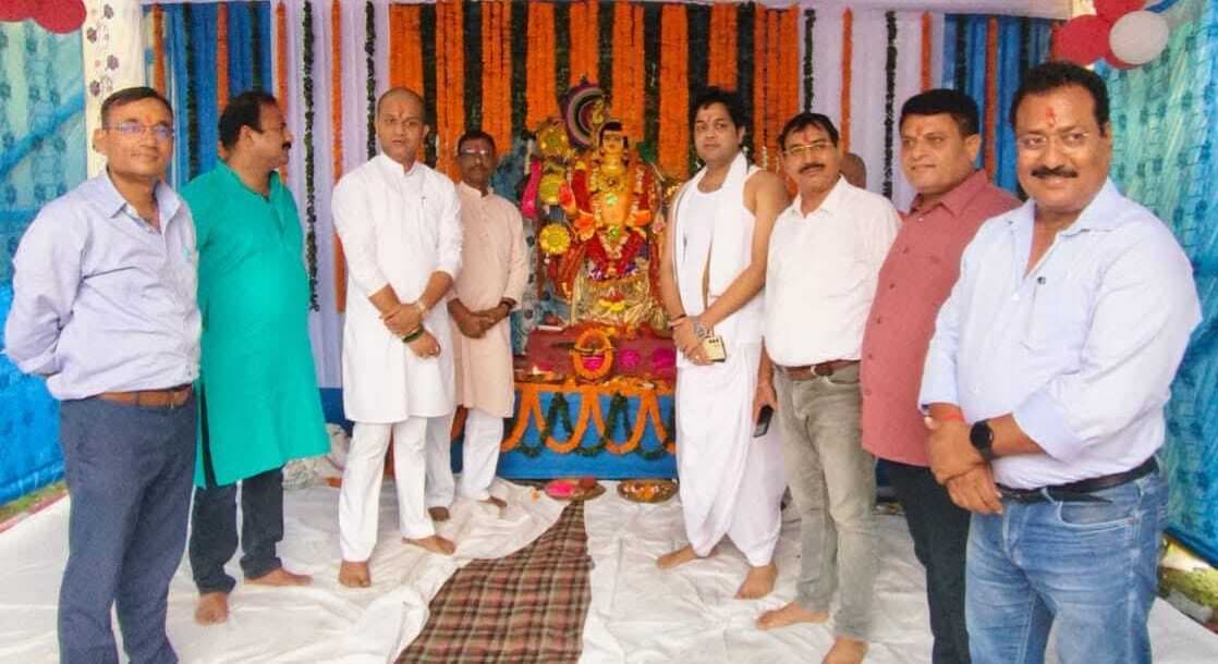Bokaro News : भक्ति भाव से पूजे गये भगवान विश्वकर्मा
