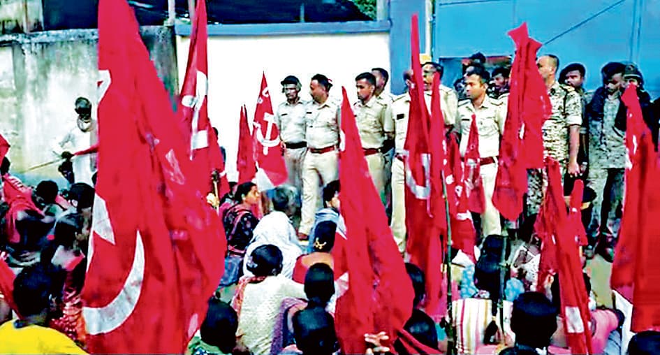 रामपुरहाट थाने का माकपा कार्यकर्ताओं ने किया घेराव