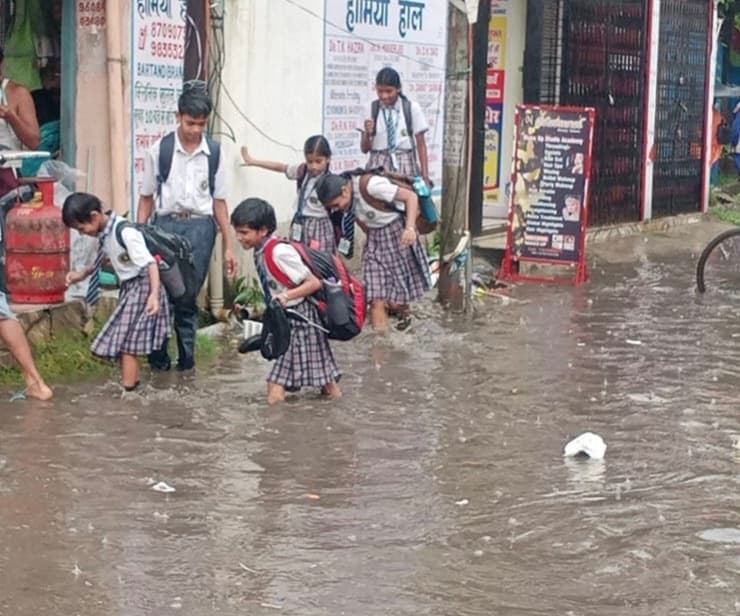 Dhanbad News: बारिश ने बिगाड़ी शहर की सूरत