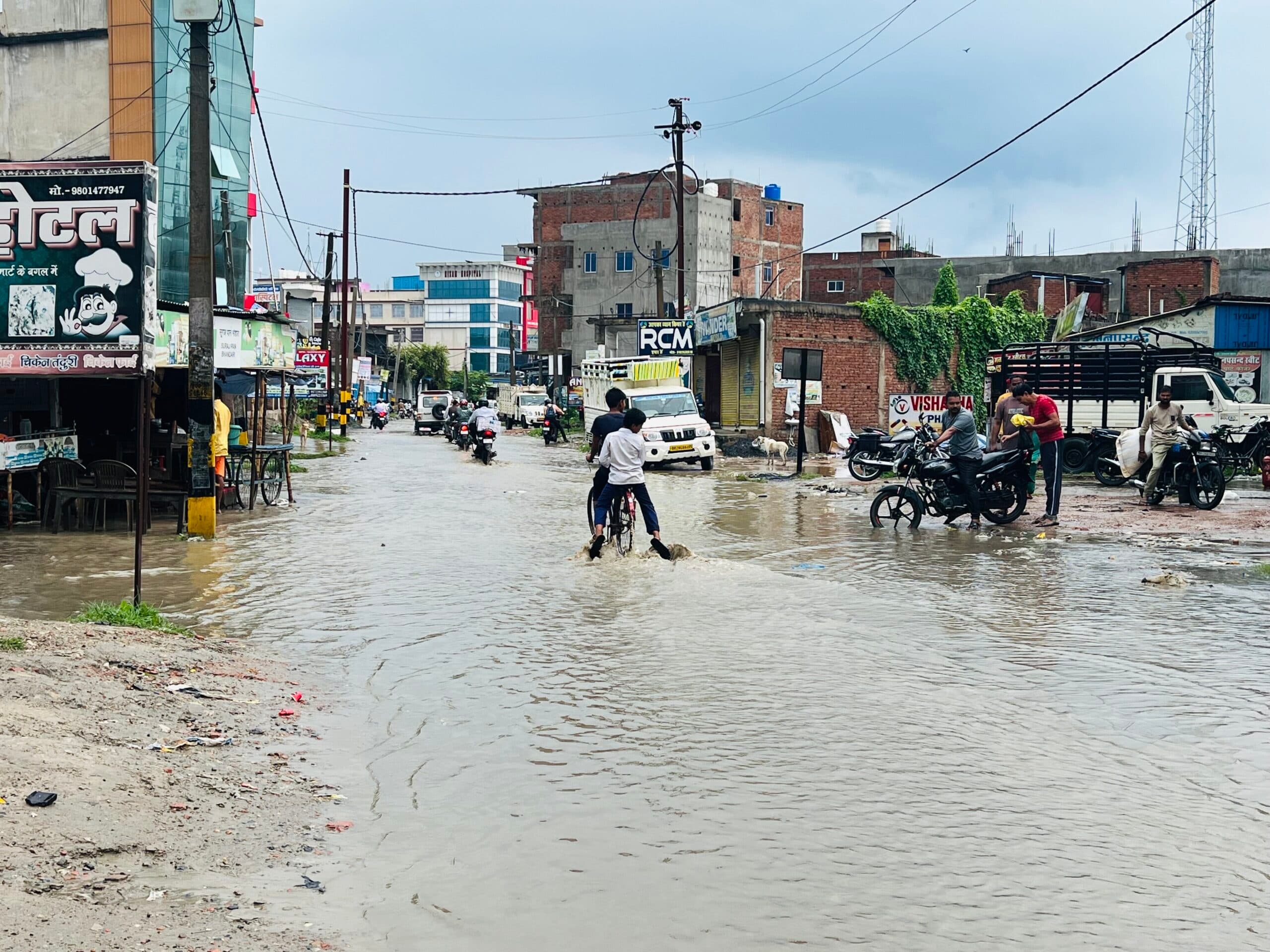 एक घंटे की बारिश में डूबा फुलवरिया का बथुआ बाजार, दुकानों में घुसा गंदा पानी