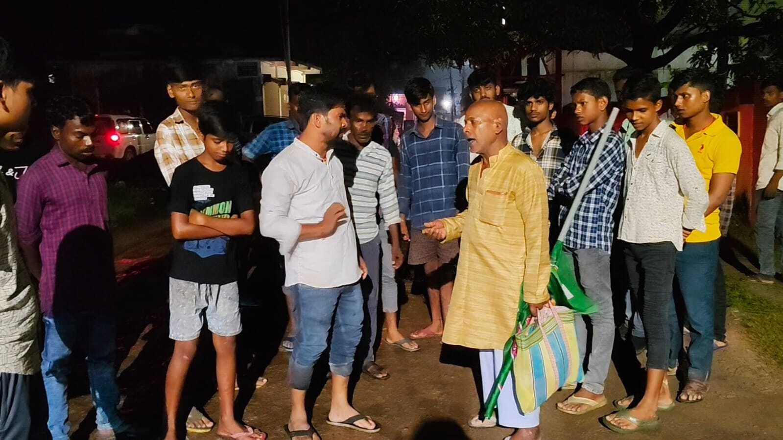 600 मीटर लंबी सड़क वर्षों से जर्जर, मुहल्लेवासियों ने सड़क जाम कर किया विरोध प्रदर्शन