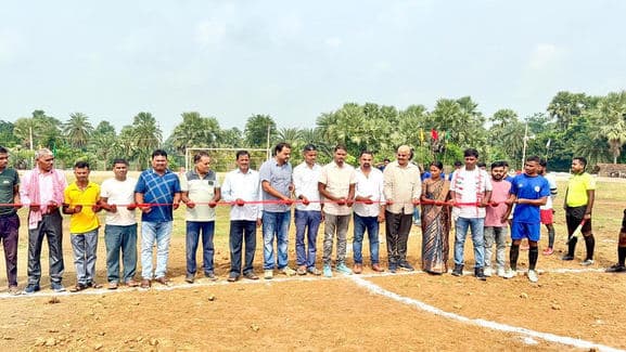 ठाकुरगंगटी में फुटबॉल टूर्नामेंट का आगाज, फाइनल मुकाबला रविवार को