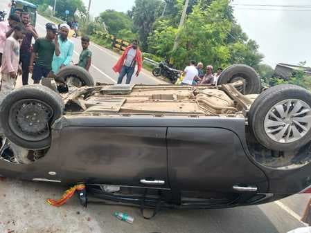 अनियंत्रित कार डिवाइडर से टकरायी, मां-बेटा गंभीर रूप से घायल