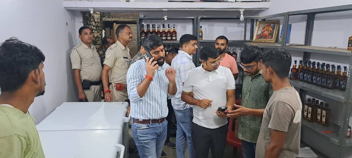 शराब दुकान में रेट चार्ट नहीं दिखने पर एसडीओ ने लगायी फटकार