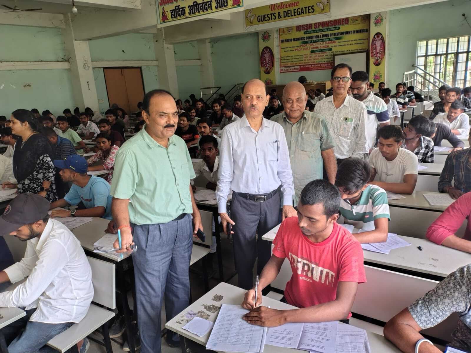 आरएम कॉलेज में चल रहे स्नातक चतुर्थ सेमेस्टर की परीक्षा का प्रधानाचार्य ने किया निरीक्षण